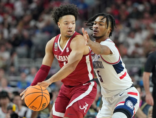 Apr 6, 2024; Glendale, AZ, USA; Alabama Crimson Tide guard Mark Sears (1) controls the ball against Connecticut Huskies guard Stephon Castle (5) during the first half in the semifinals of the men's Final Four of the 2024 NCAA Tournament at State Farm Stadium. Mandatory Credit: Bob Donnan-USA TODAY Sports